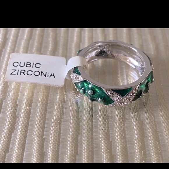 GREEN ENAMEL TRAVEL FASHION RING - Picture 3 of 9